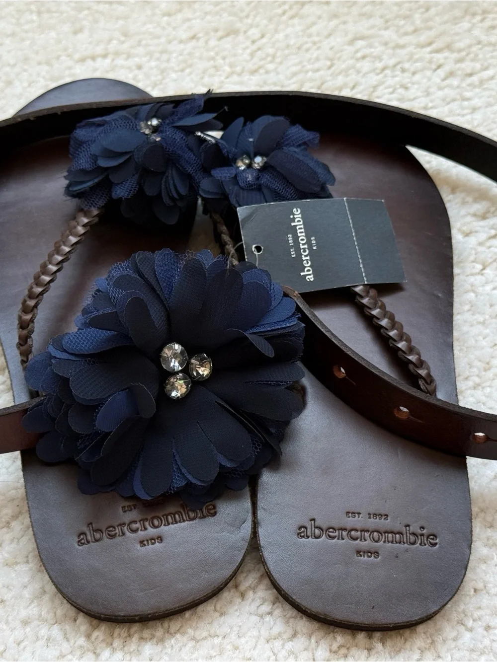 Abercrombie & Fitch girls toe